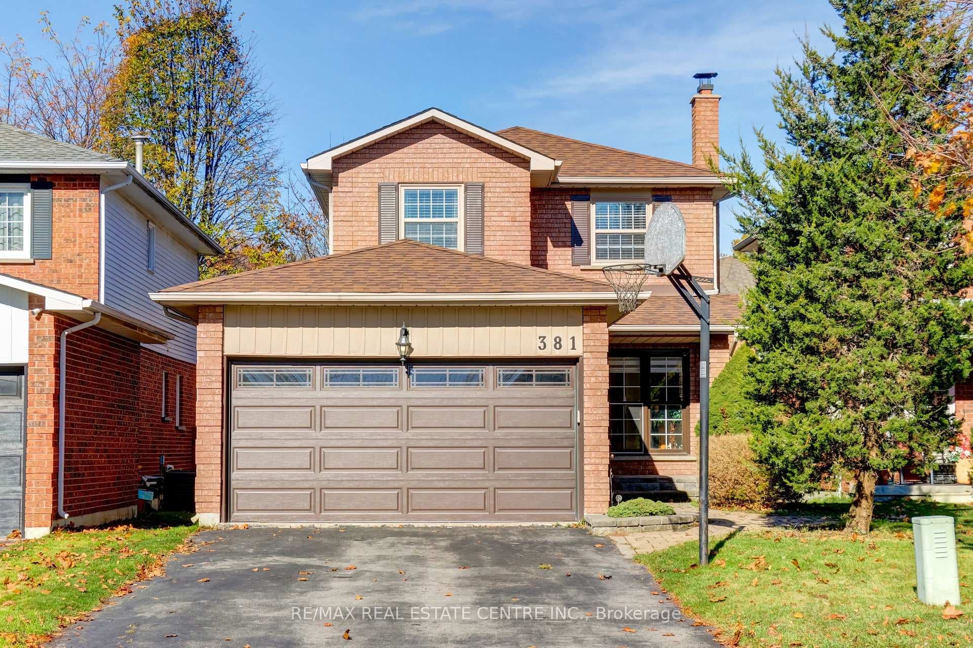 381 Pickering Crescent photo 2