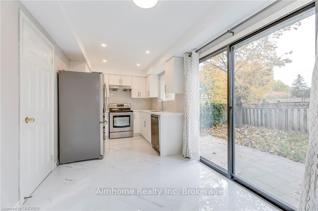 1168 PARKHILL Road photo 13