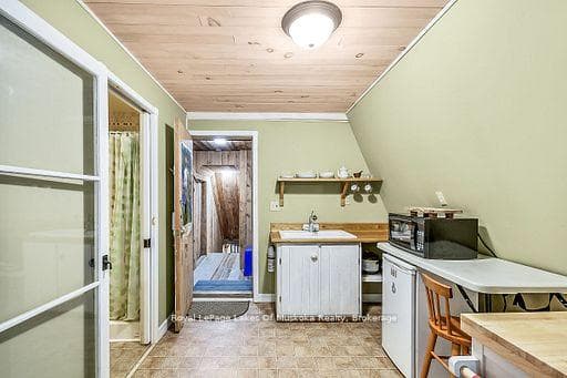 1005 Kirby's Beach Road photo 34
