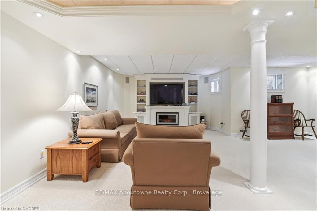 2254 ROCKINGHAM Drive Unit 7 photo 34