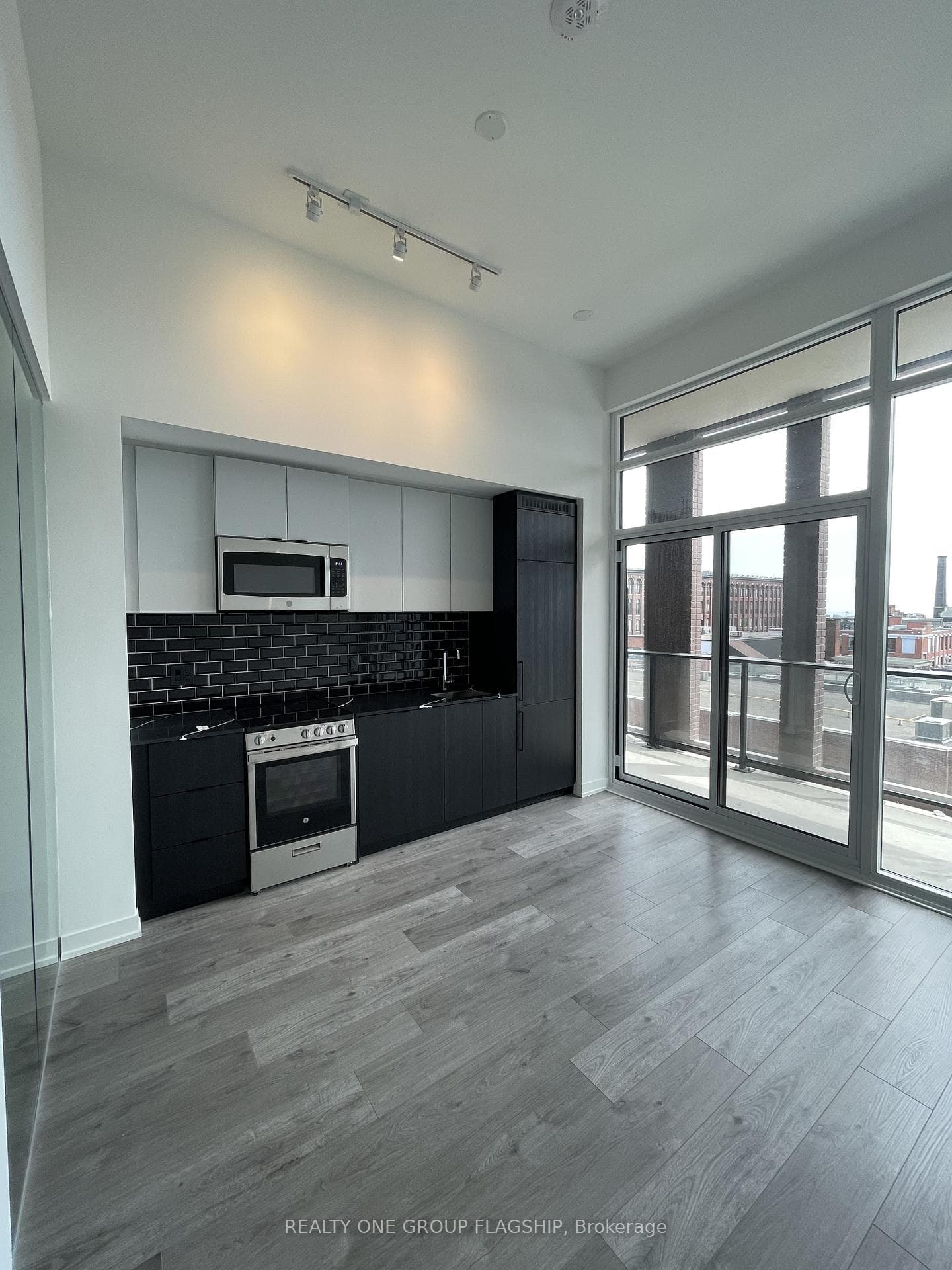 285 Dufferin Street Unit 423 photo 1