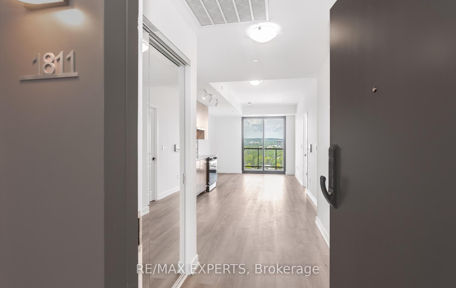 2075 Lakeshore Road Unit 1811 photo 8