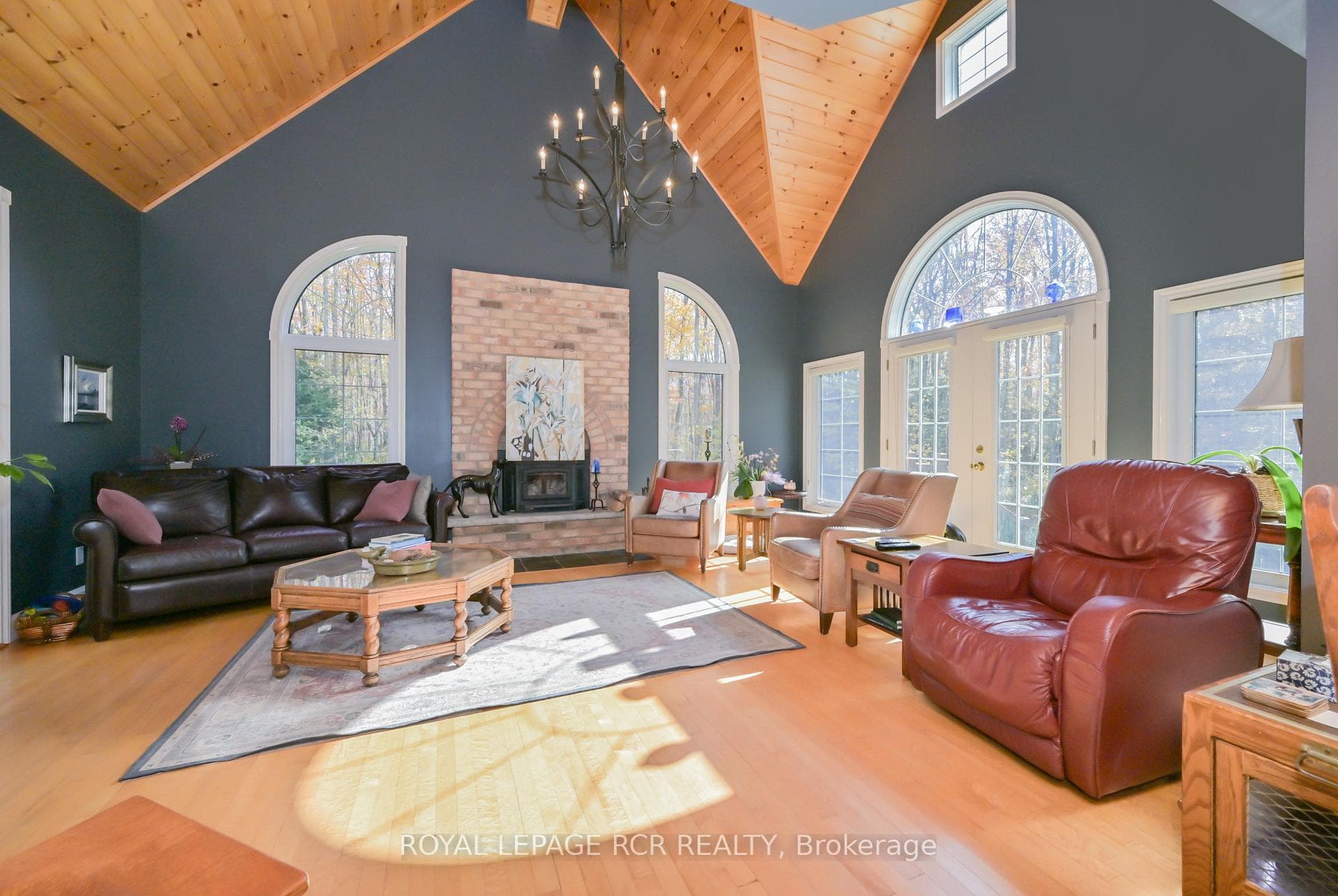 GREAT ROOM, VAULTED CEILING