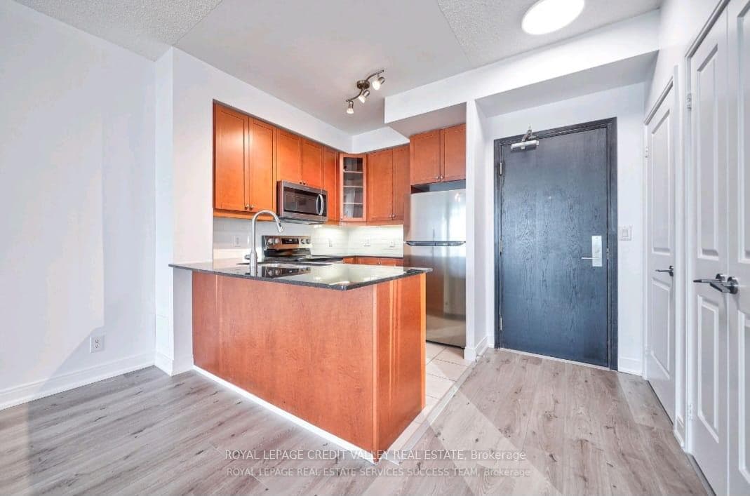 90 Absolute Avenue Unit 910 photo 6