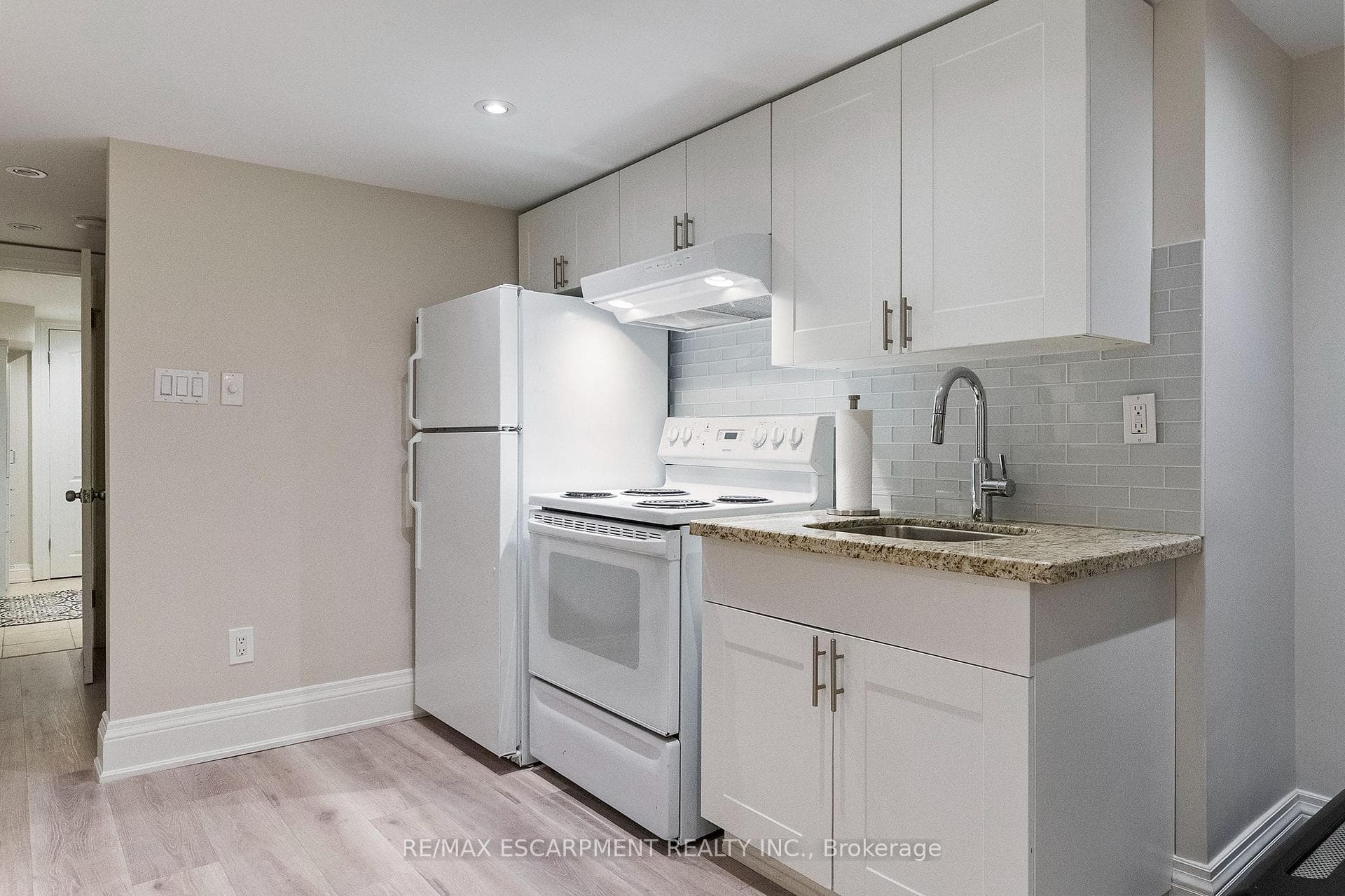 615 VANESSA Crescent photo 35