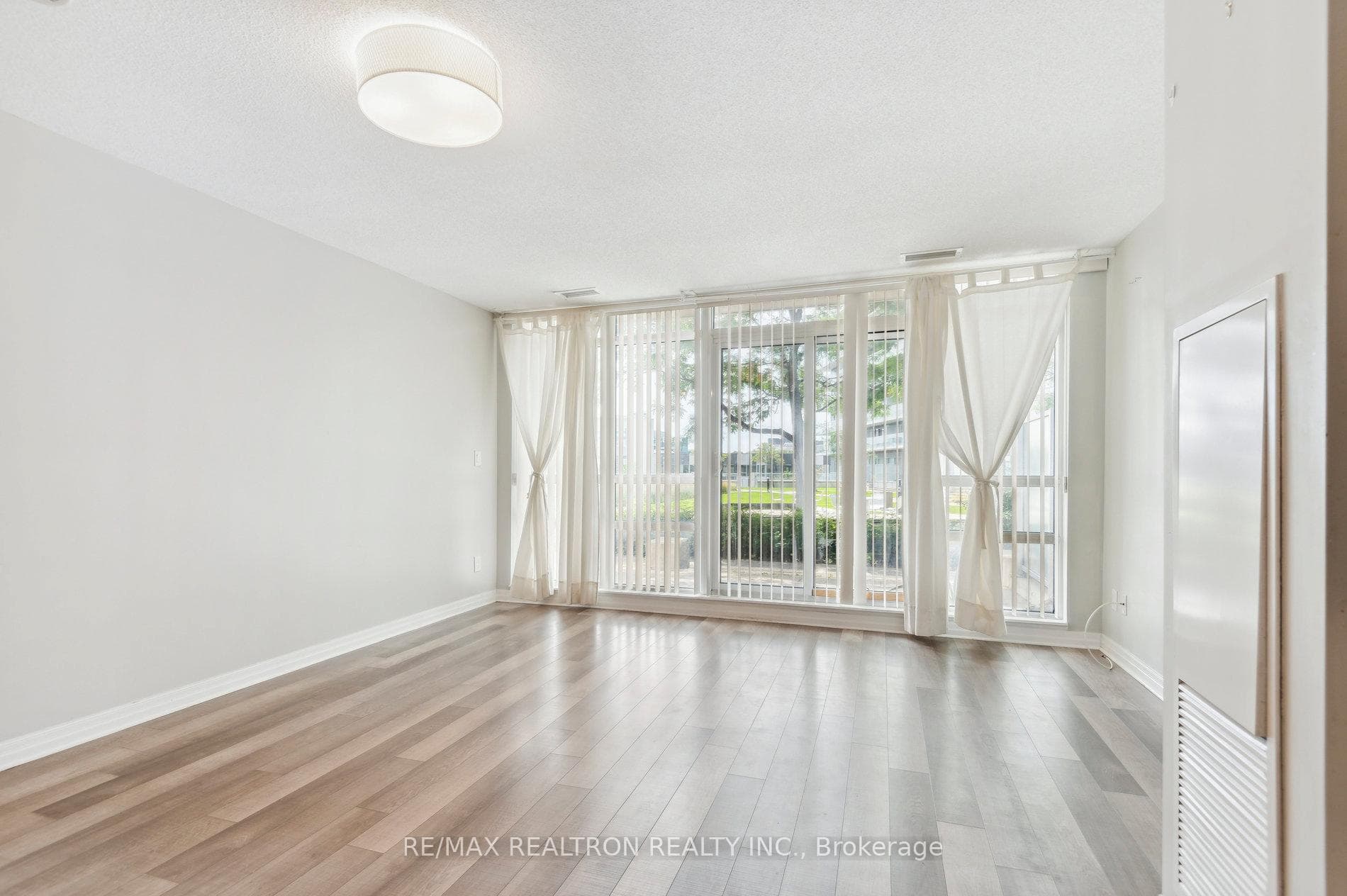 2015 Sheppard Avenue Unit 102 photo 8