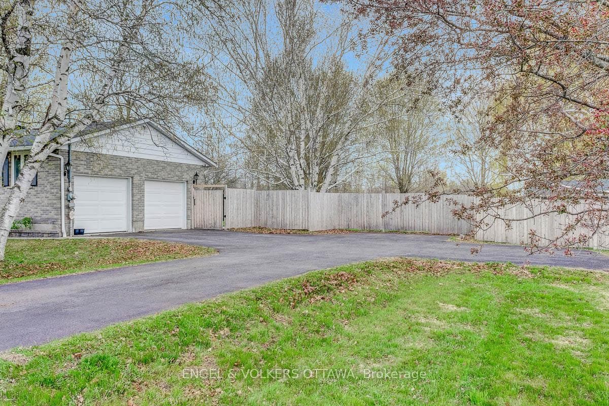2963 Roger Stevens Drive photo 2