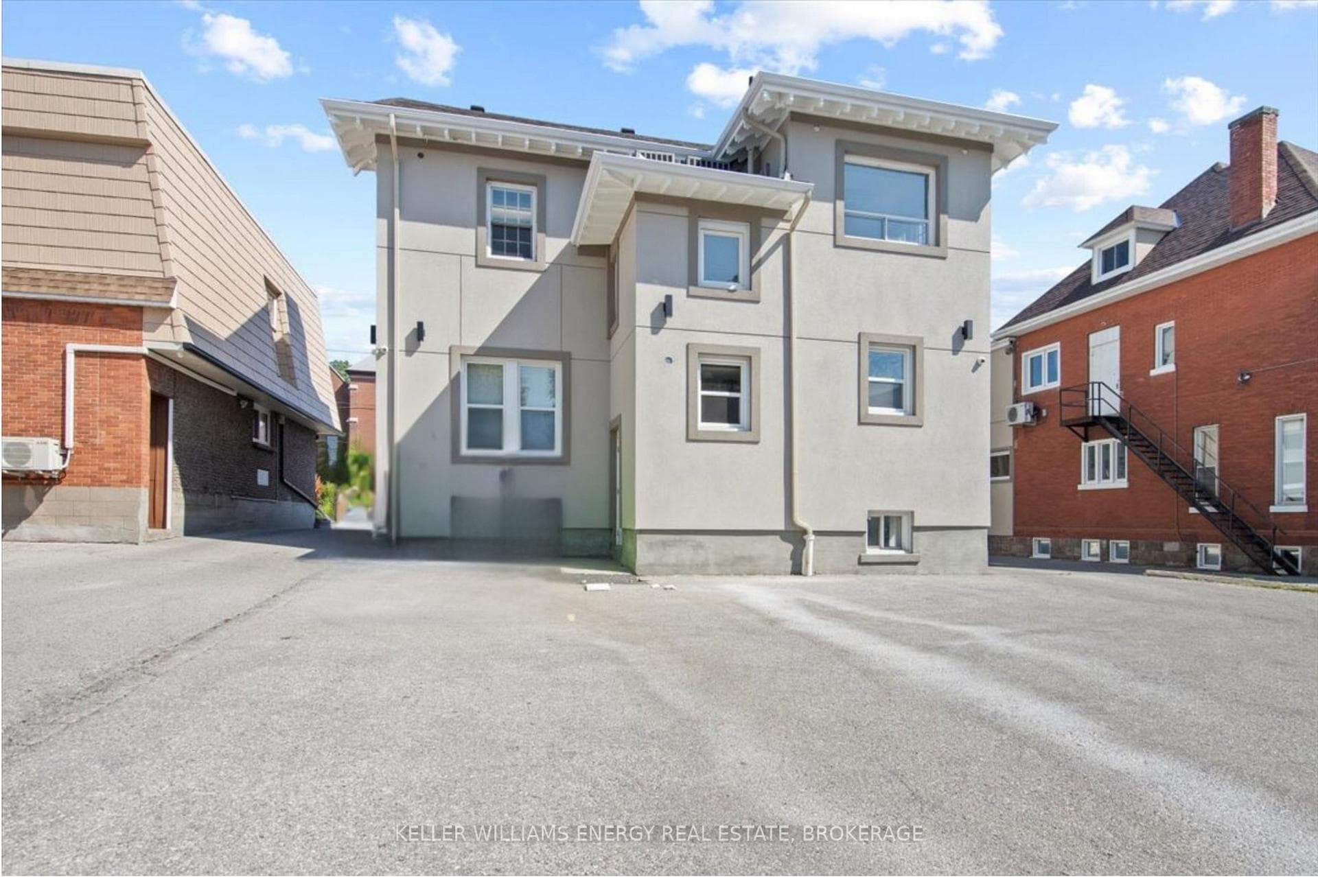 142 Simcoe Street Unit B photo 13