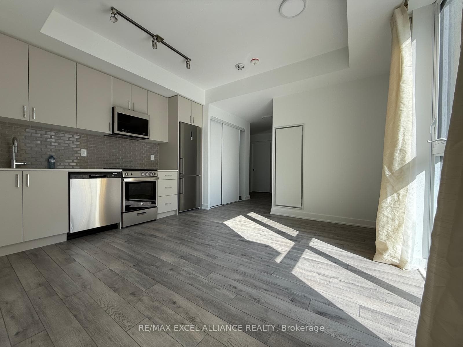 1005 Dundas Street Unit 605 photo 7