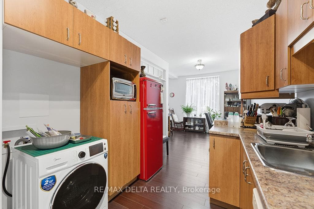 1-bed apt: Kitchen.