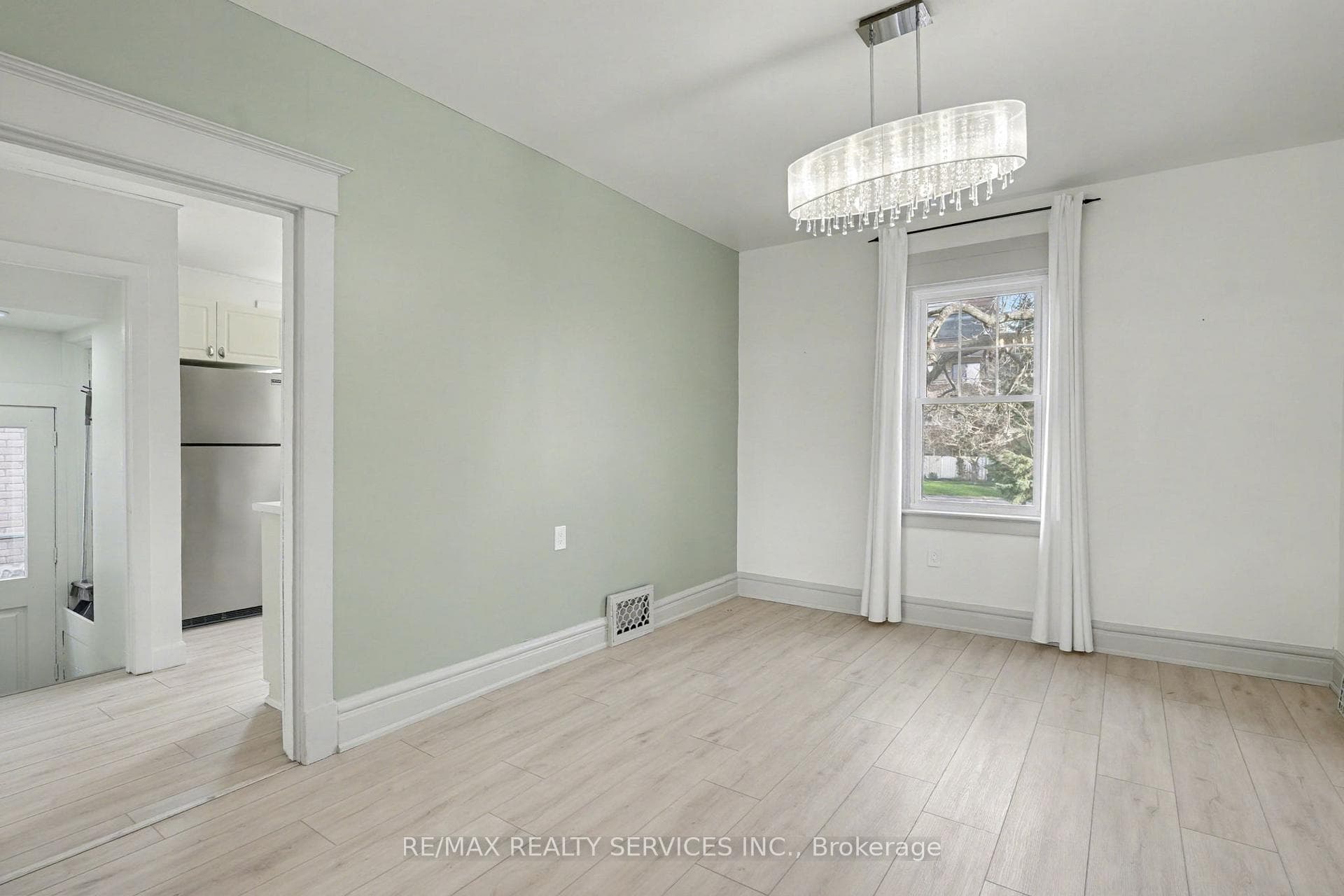 39 Fielden Avenue photo 2