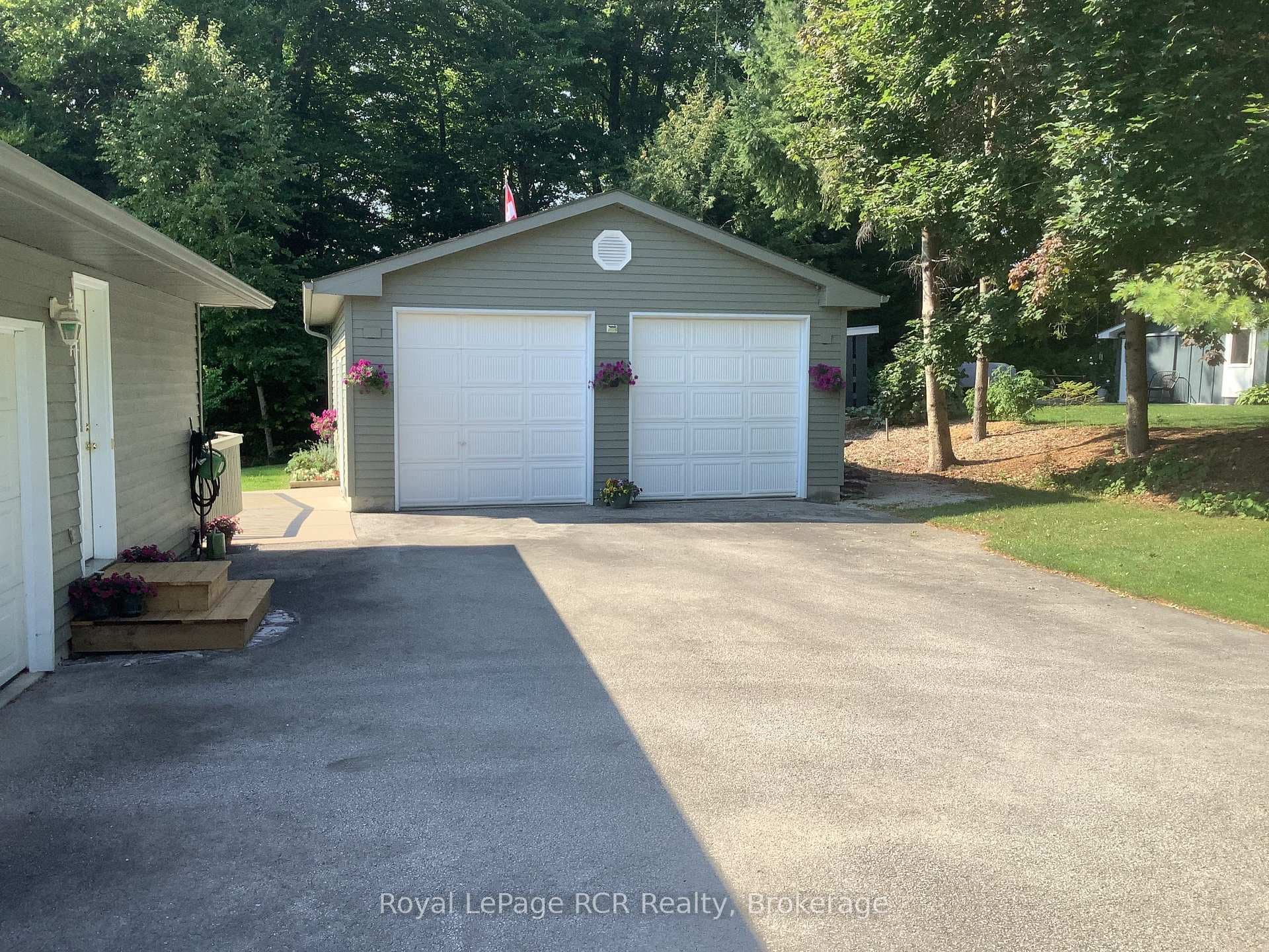 107 MAPLE RIDGE Crescent photo 46