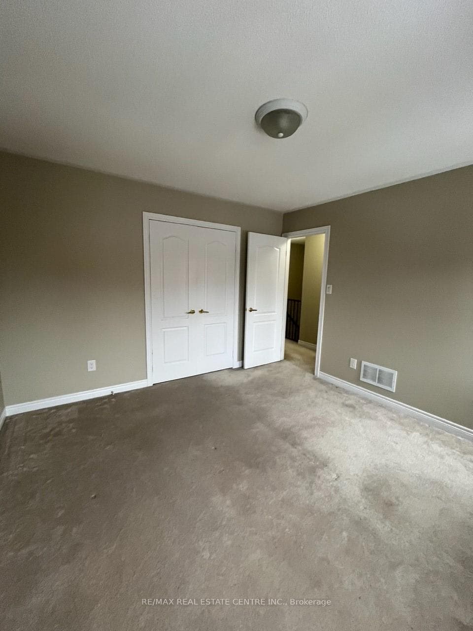 541 Vaughan Court photo 14