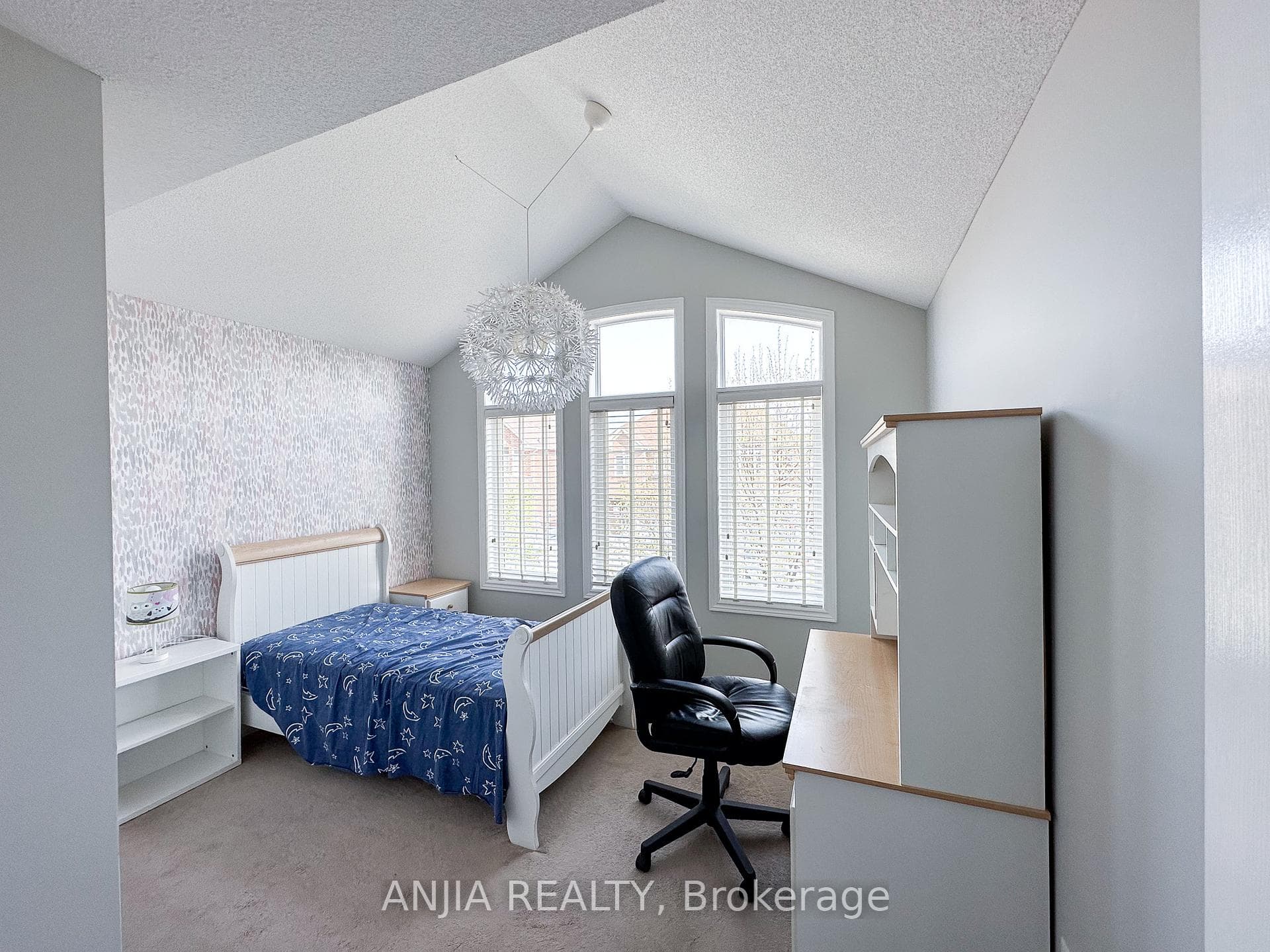 21 Fitzroy Avenue photo 24