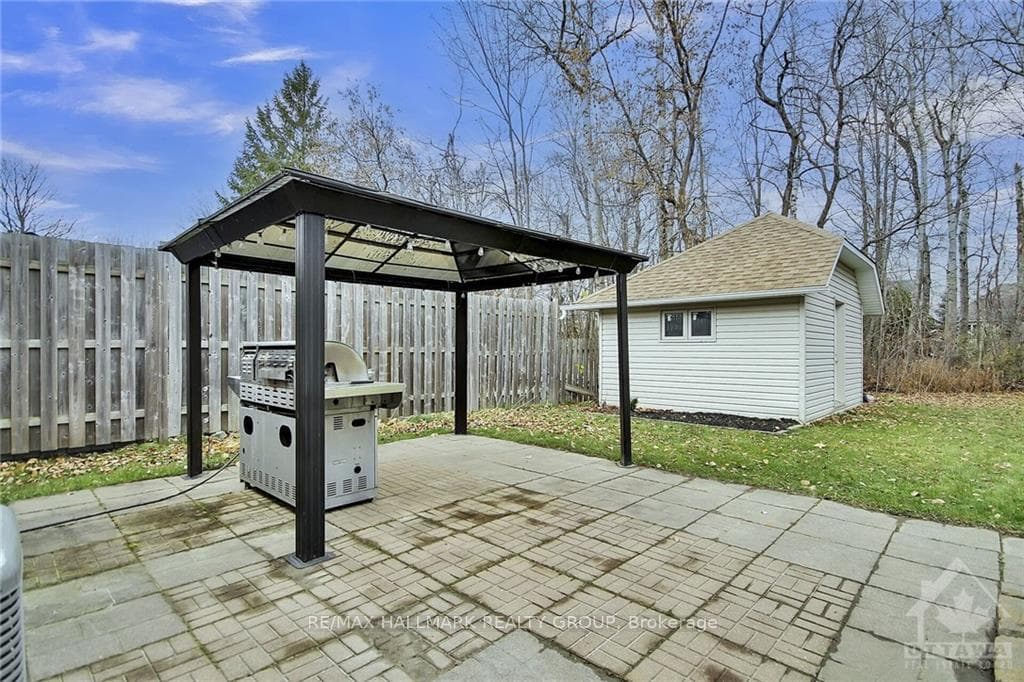 155 DUNLOP Crescent photo 27