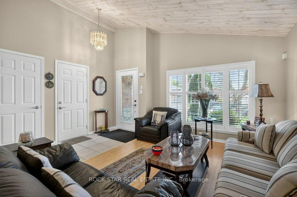 35 Hepburn Crescent photo 5