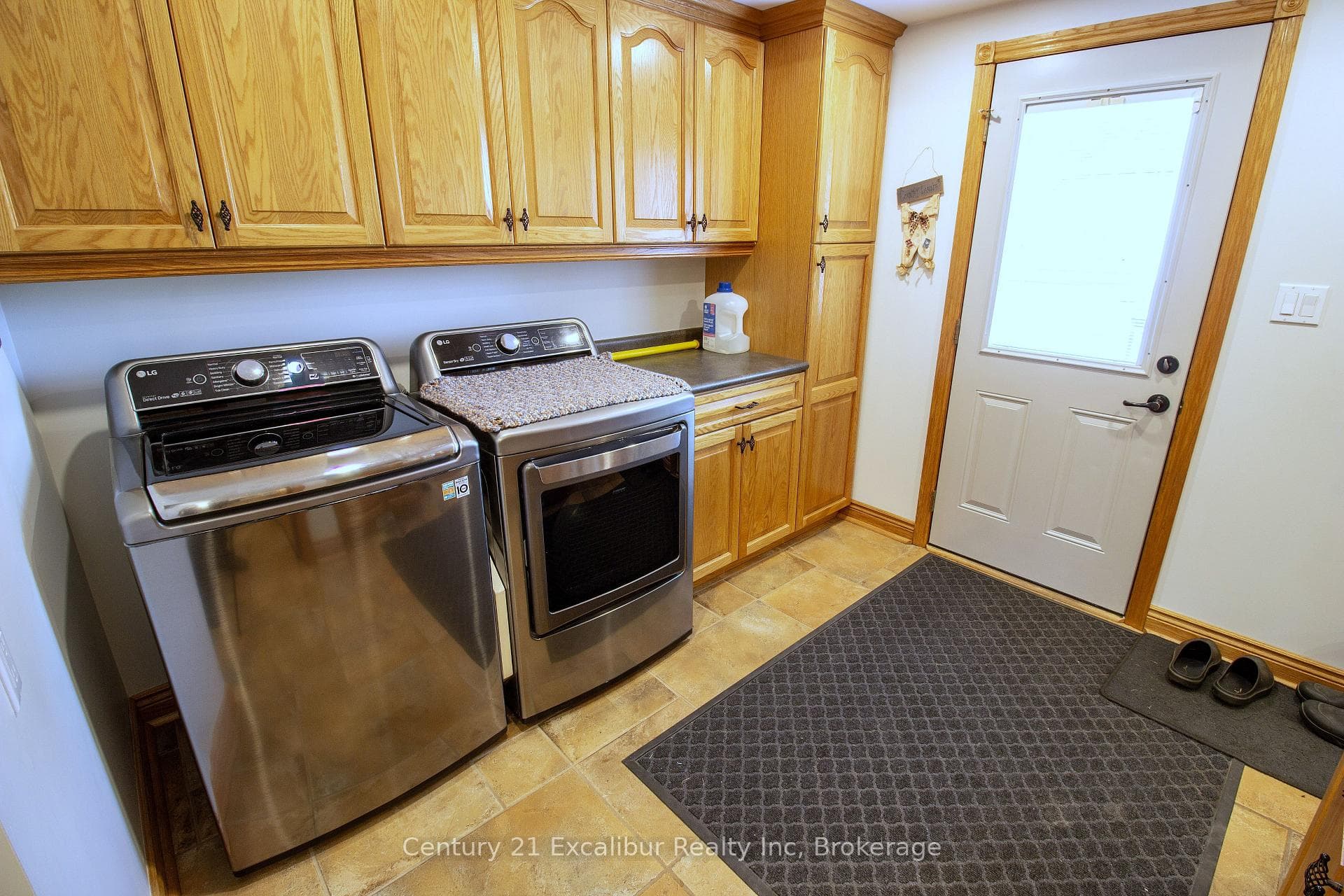 591 Wellington Street photo 16