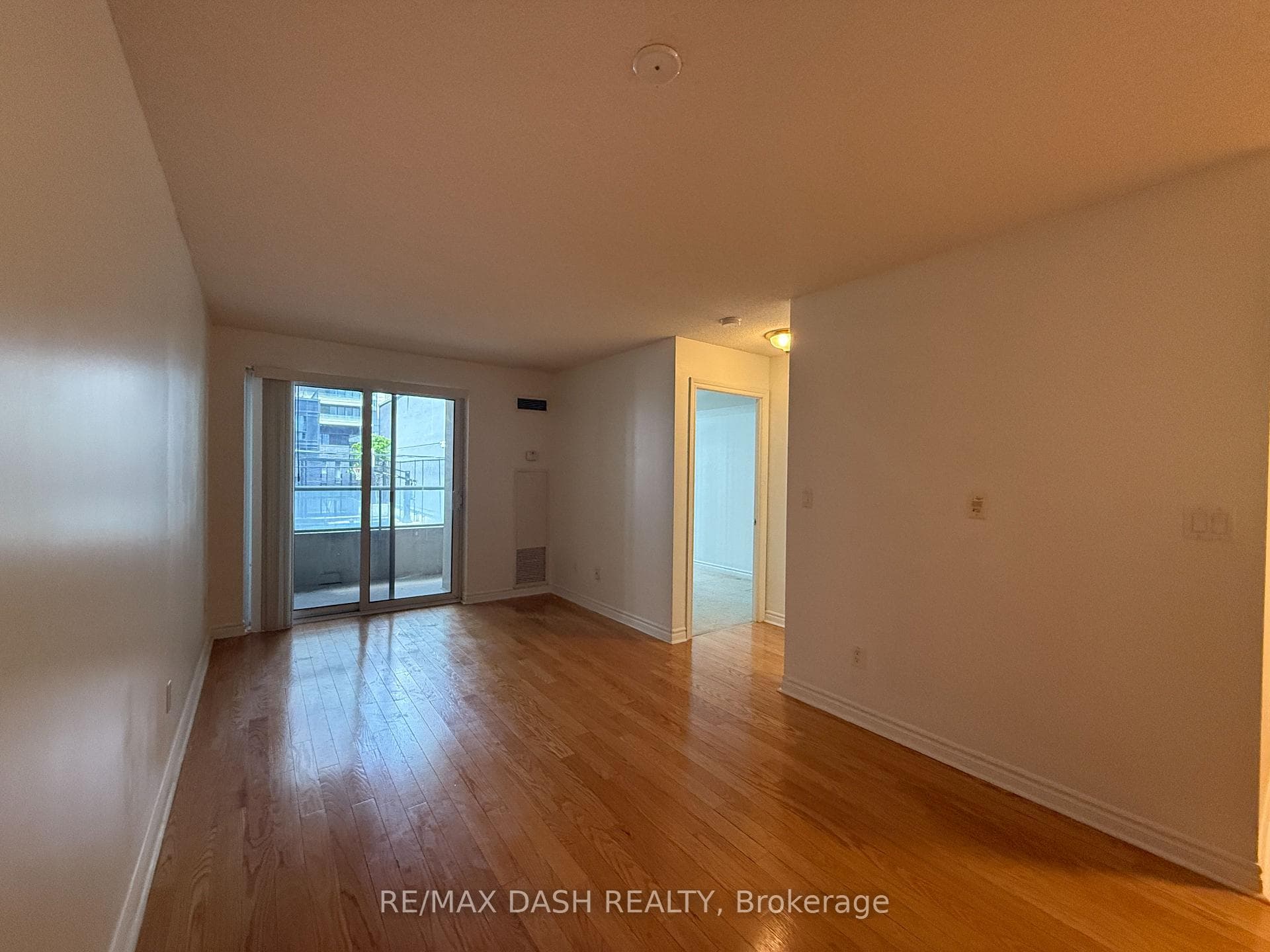 270 Wellington Street Unit 802 photo 19