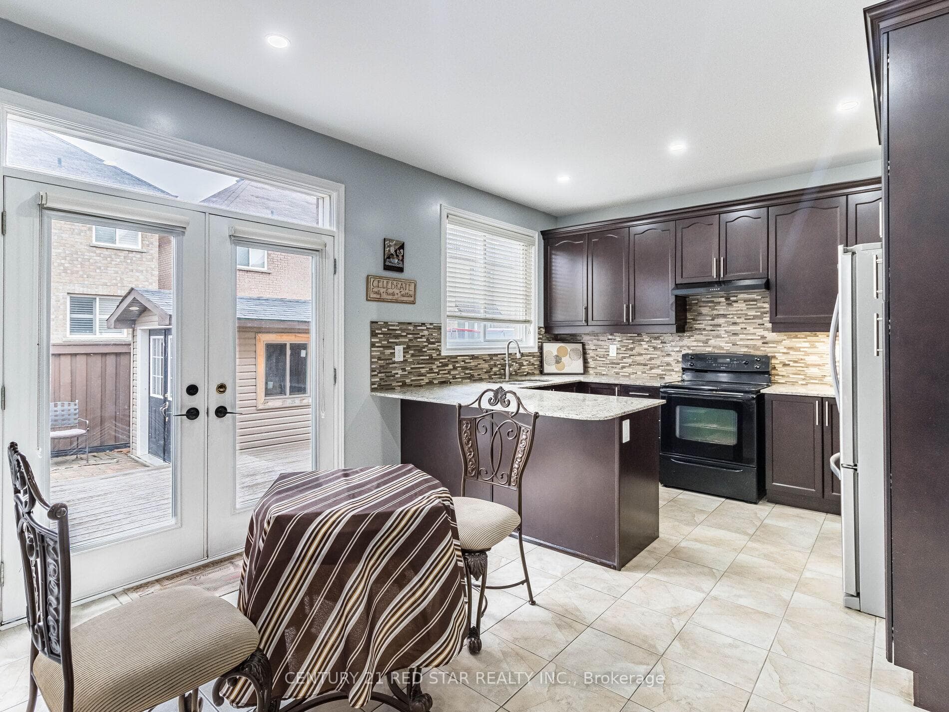 Kitchen & Breakfast Area