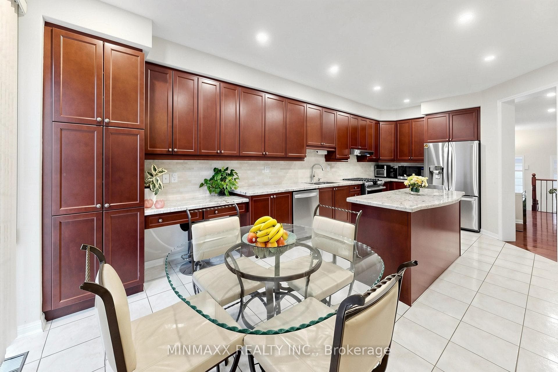 916 Minchin Way photo 18