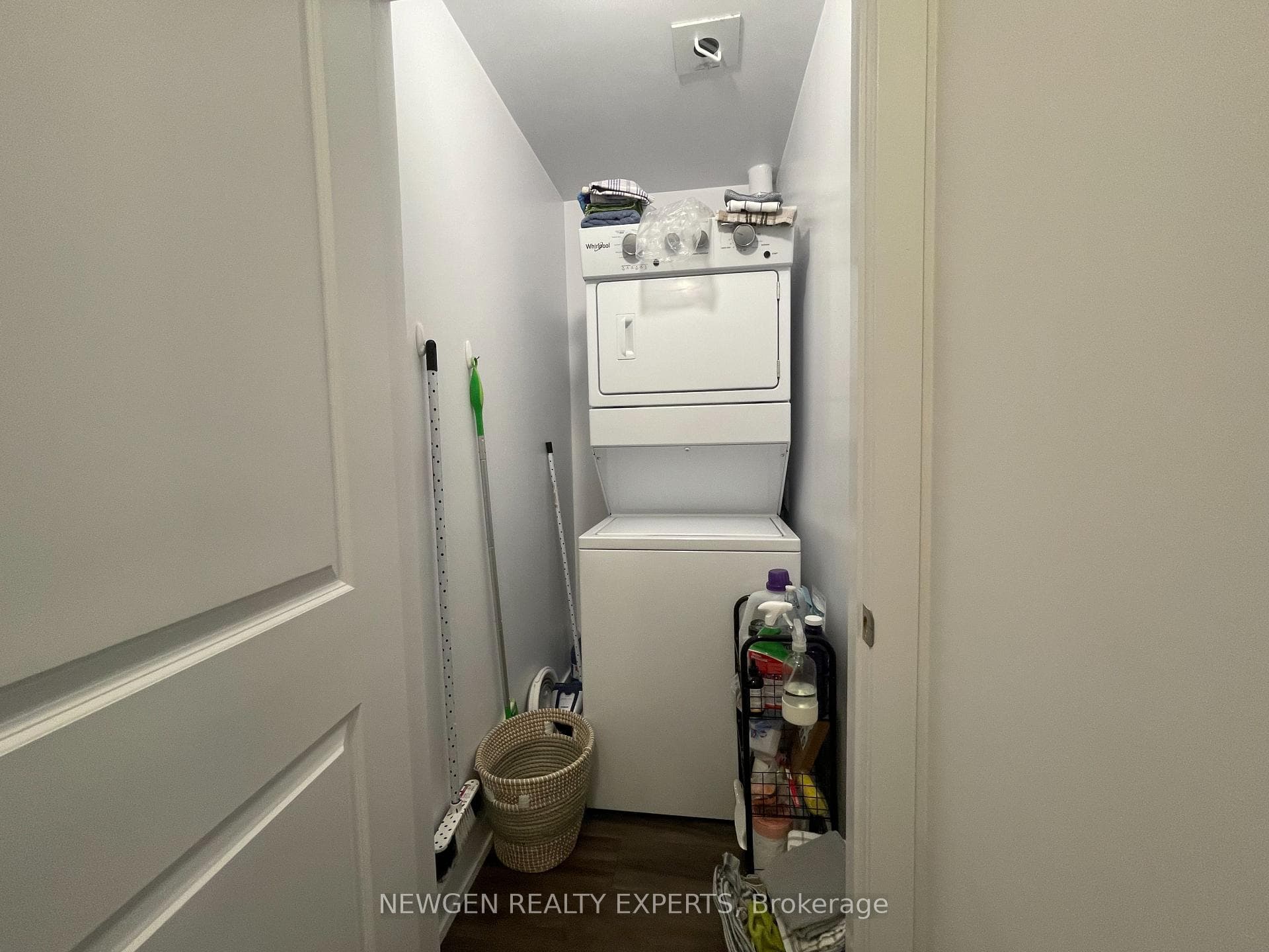 460 Dundas Street Unit 220 photo 25