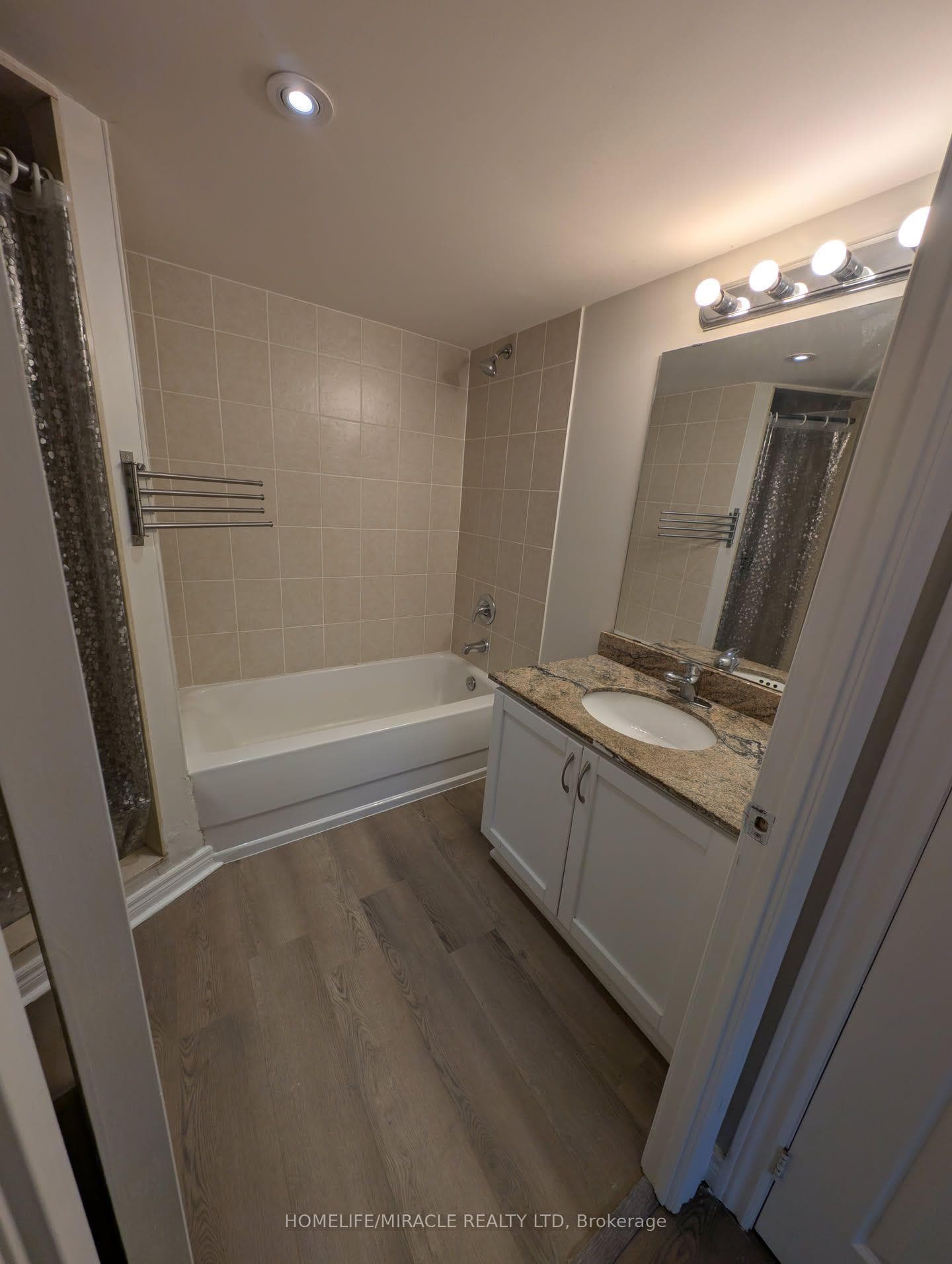 225 Wellesley Street Unit 607 photo 21
