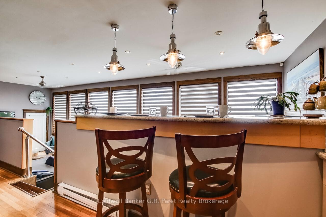 Kitchen/eating bar.