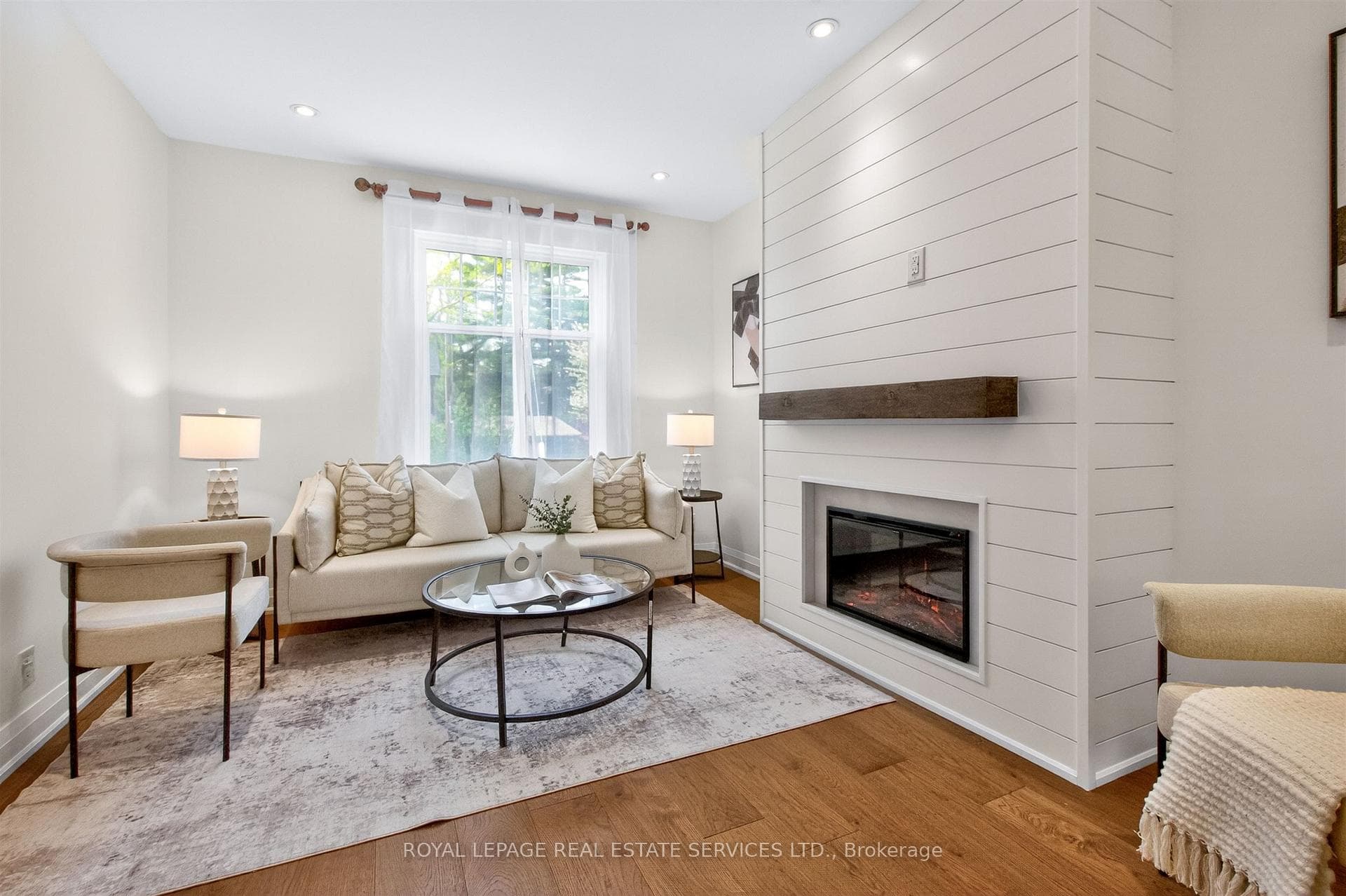 93 Medland Crescent photo 4