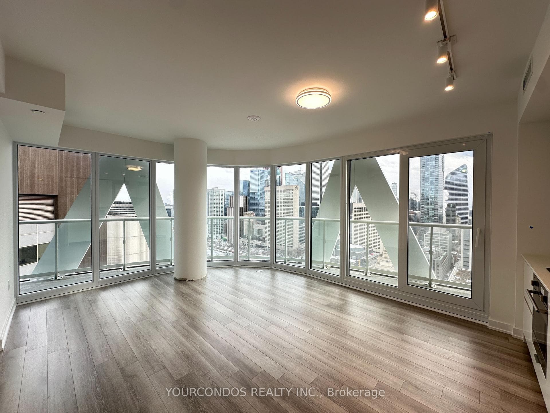 230 SIMCOE Street Unit 3014 photo 2