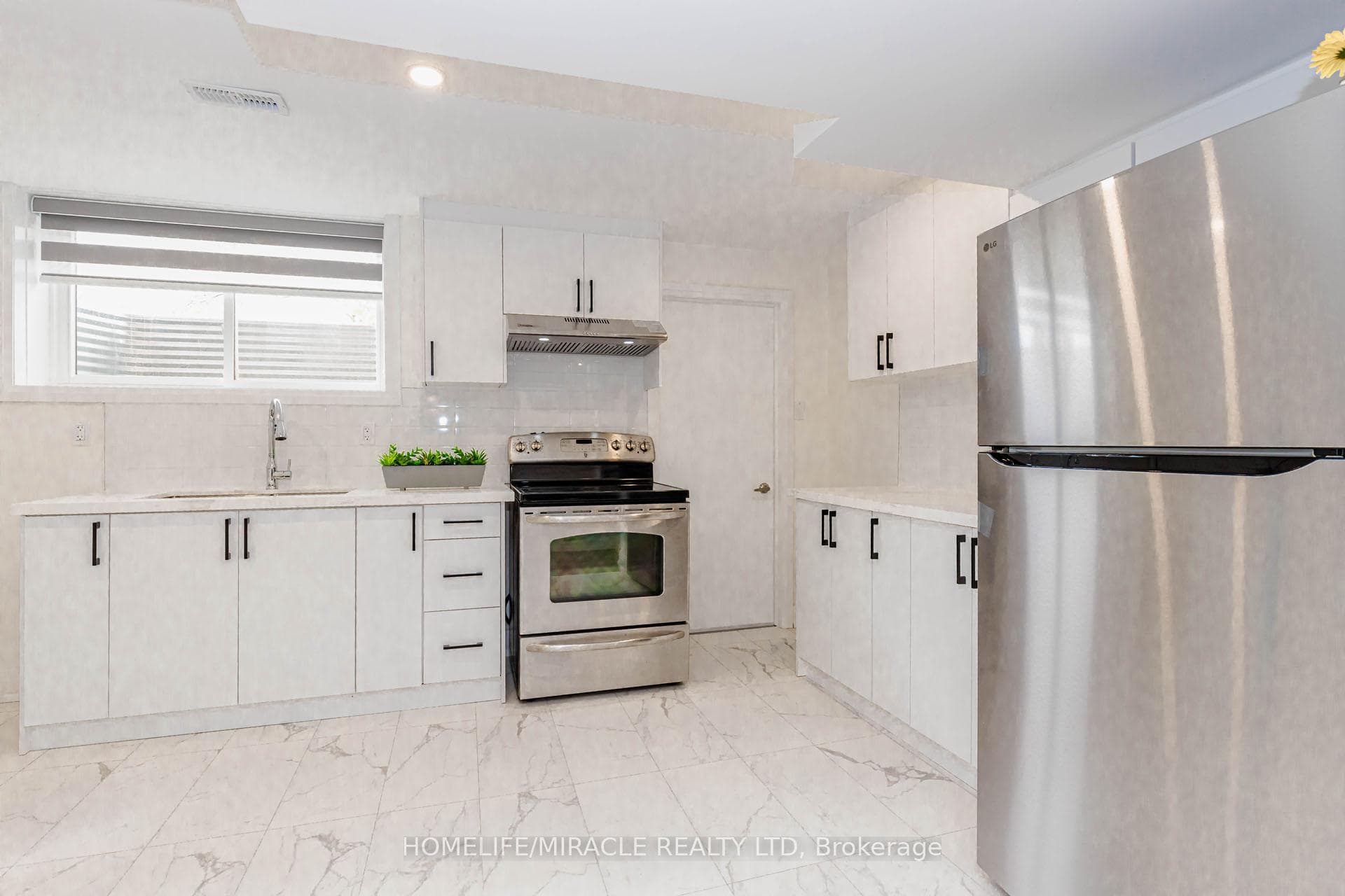 563 Taplow Crescent photo 34