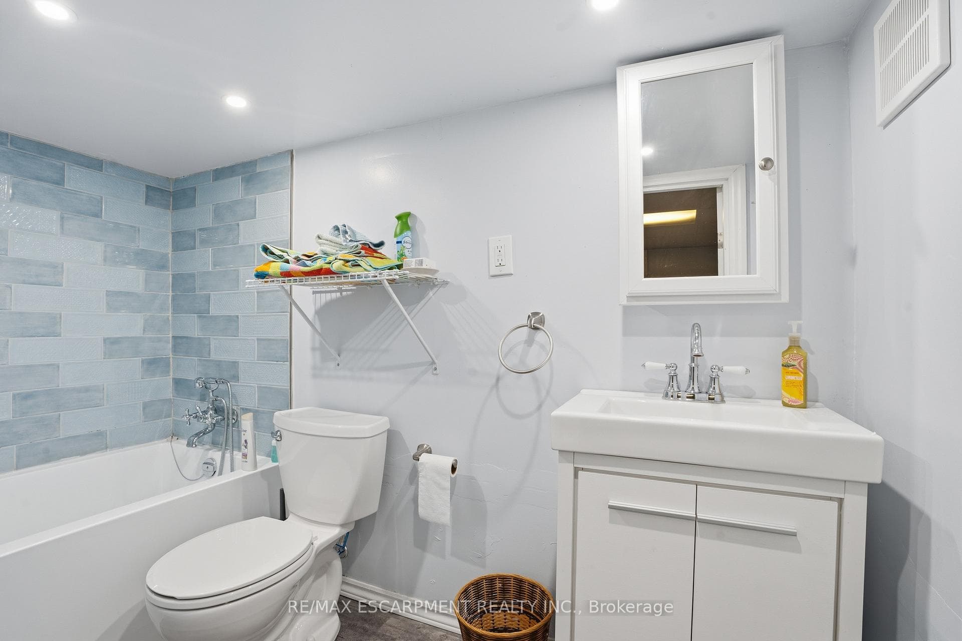 77 Arcade Crescent photo 34