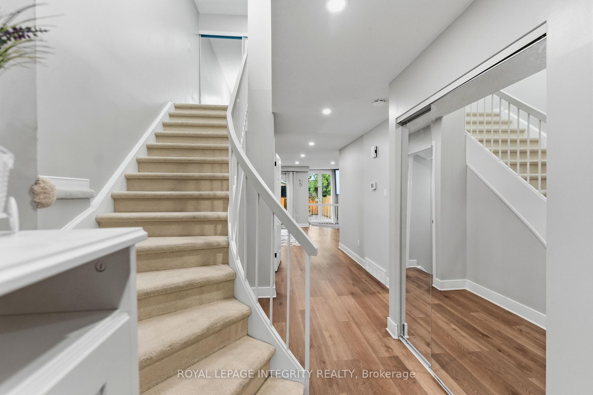 89 BURLINGTON Crescent photo 3