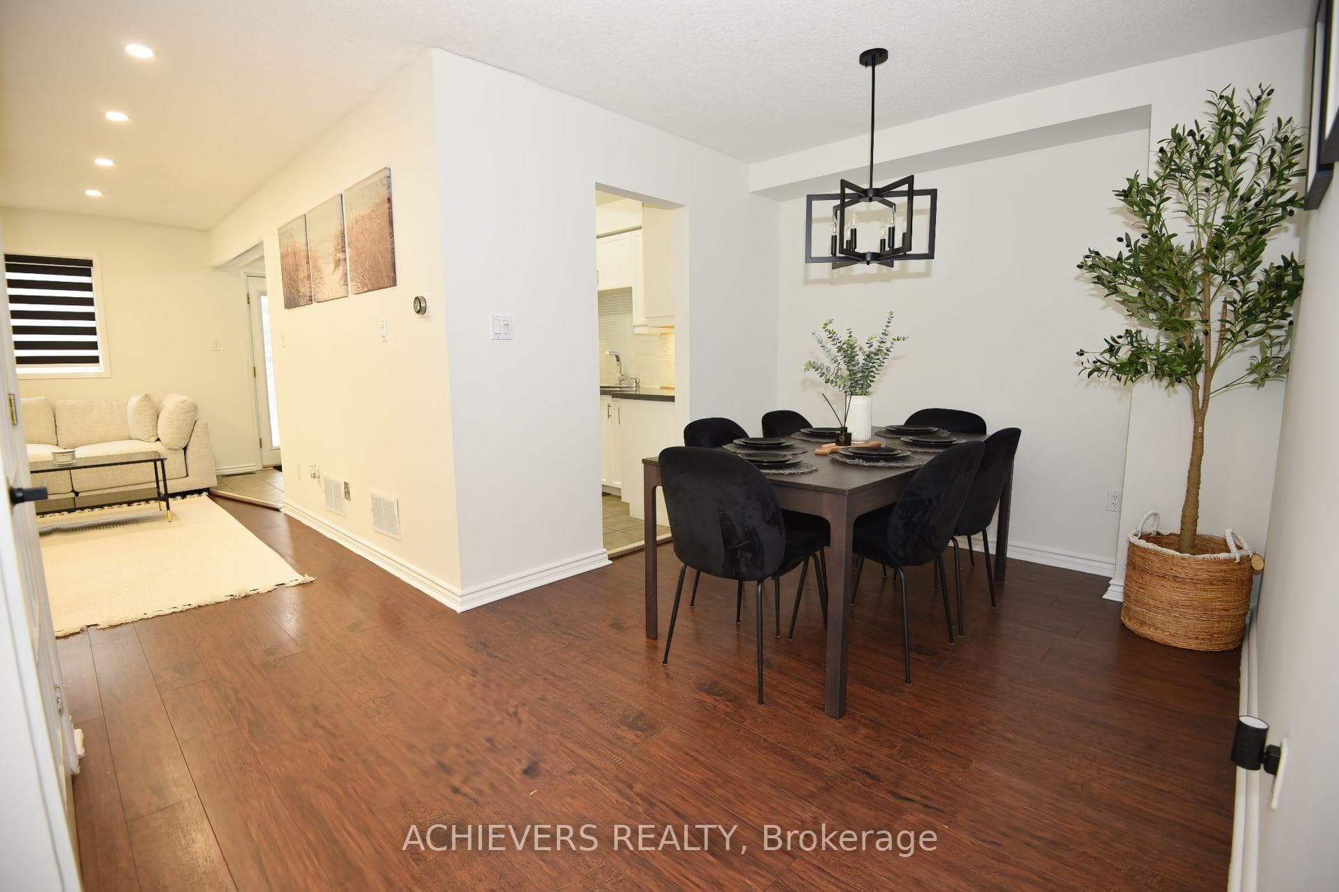 19 Mccullock Crescent photo 5