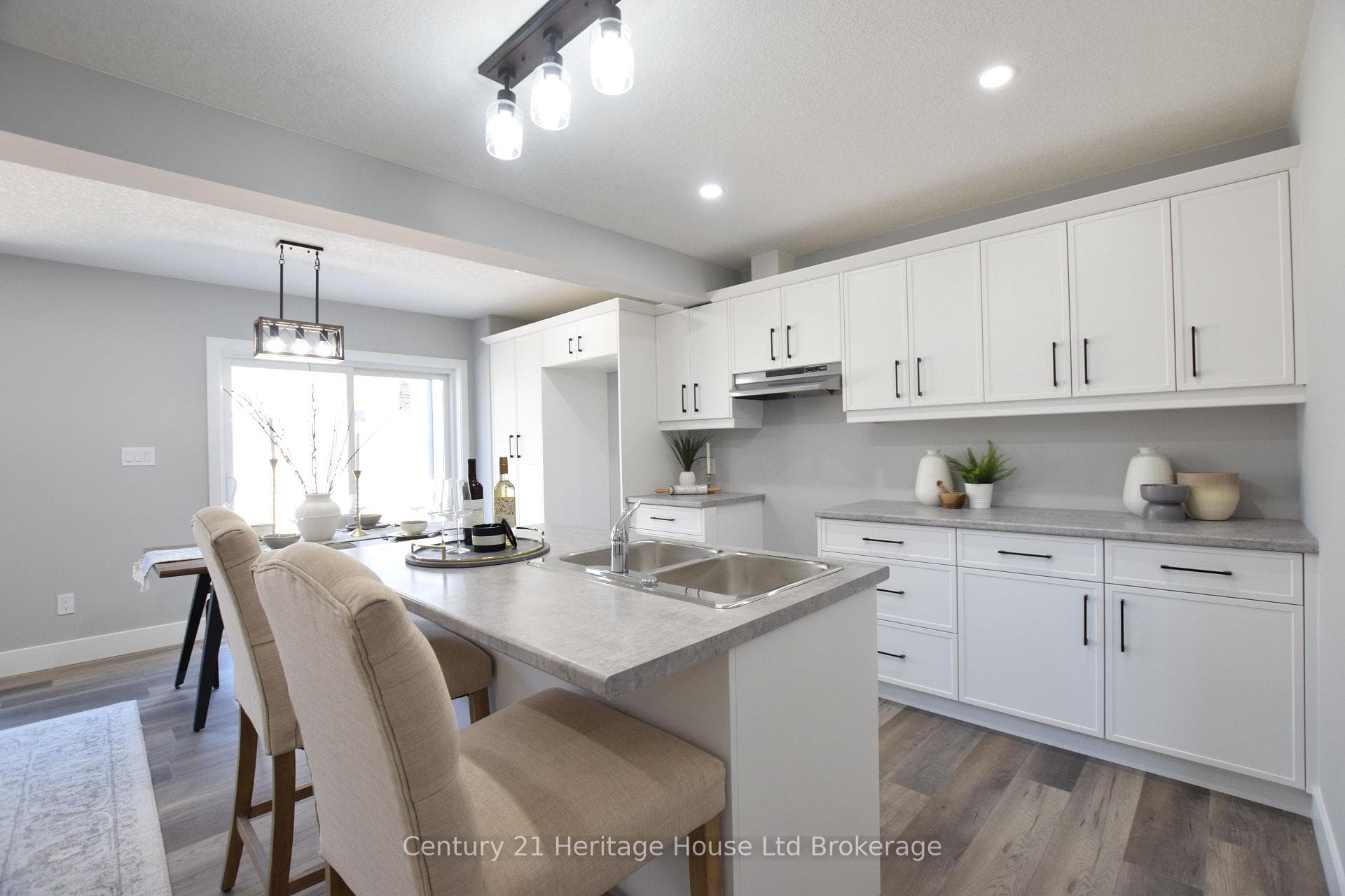 305 SIMCOE Street photo 8