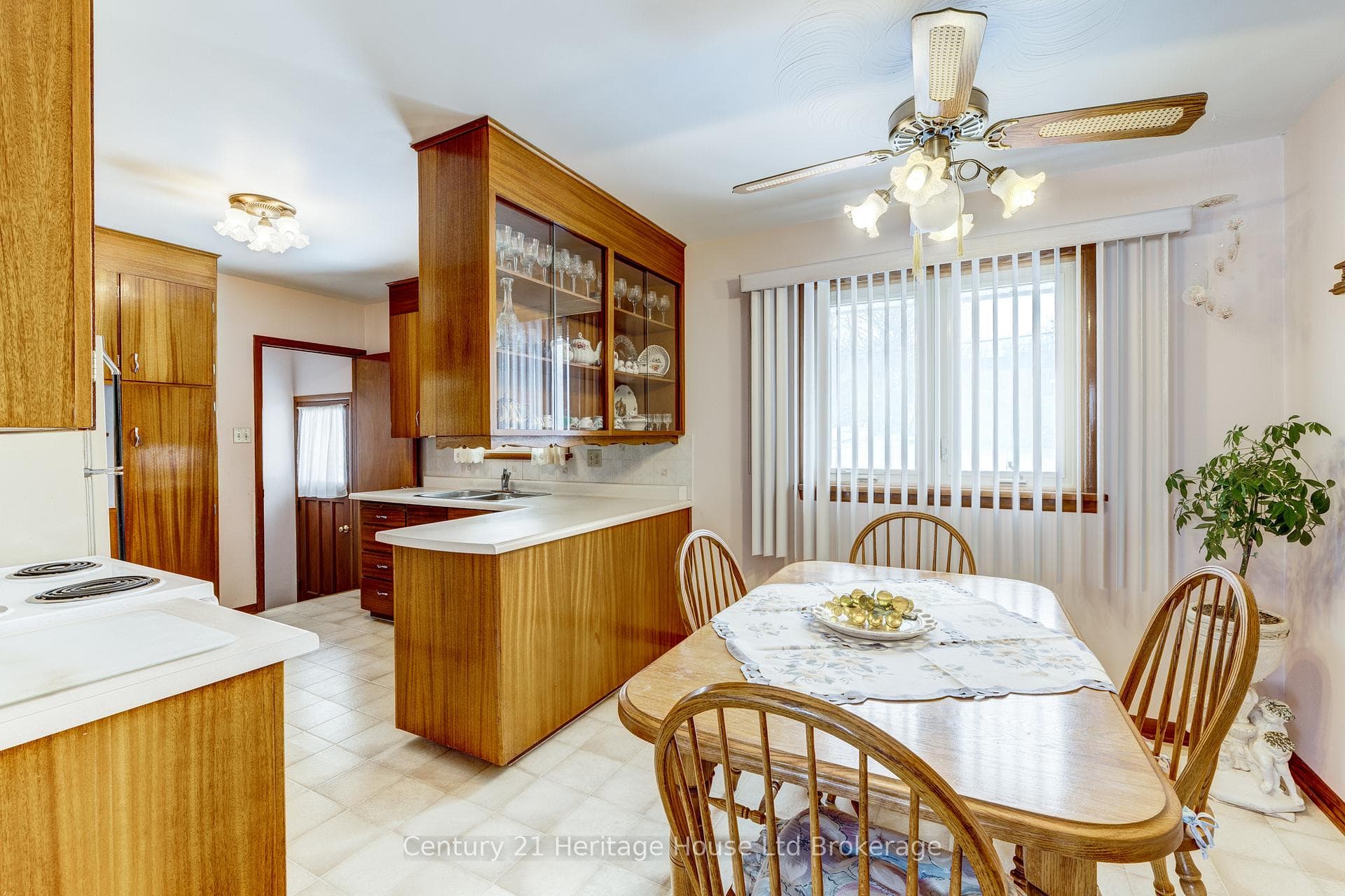 584452 BEACHVILLE Road photo 12