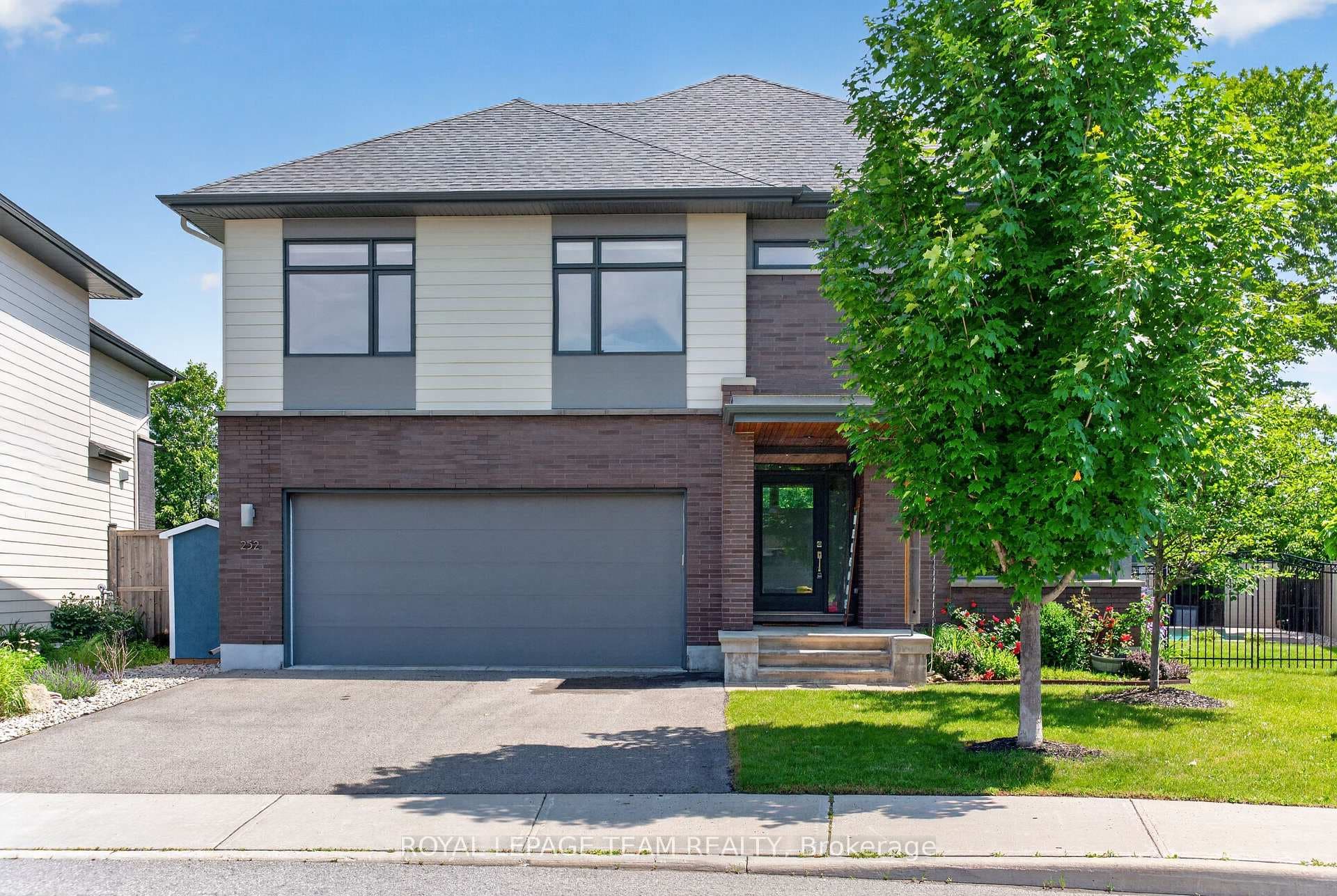 252 Sunnyridge Crescent photo 1