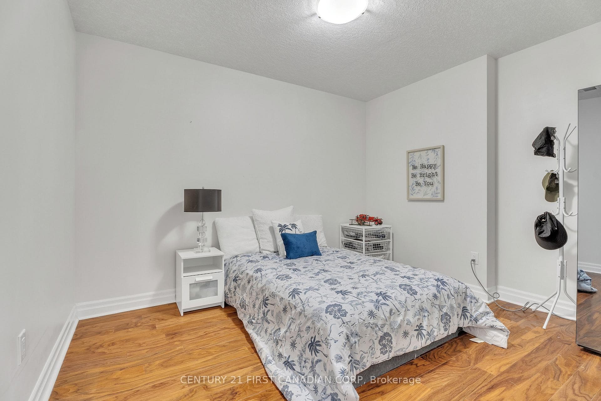 240 Villagewalk Boulevard Unit 812 photo 5