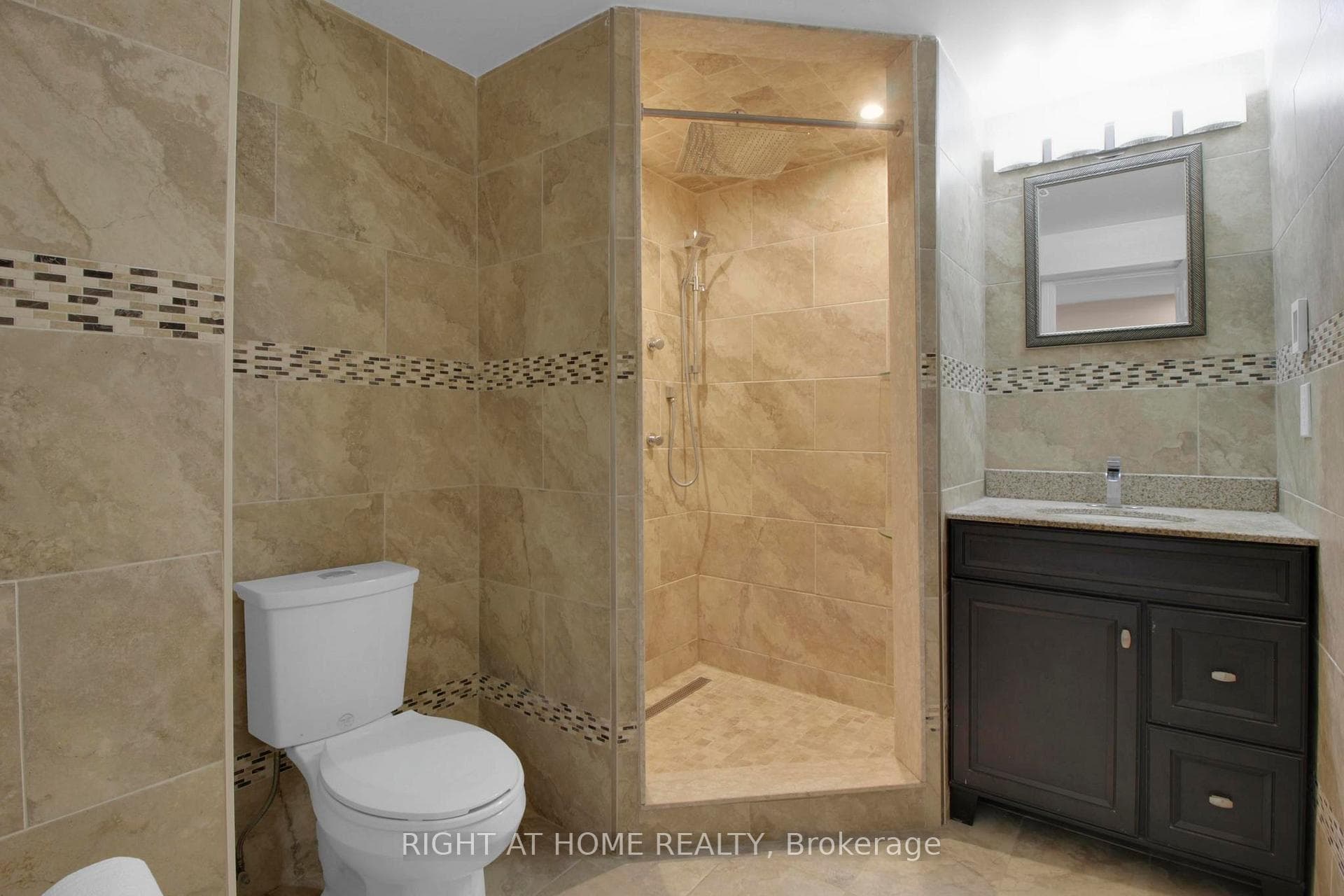 1425 Chalice Crescent photo 36