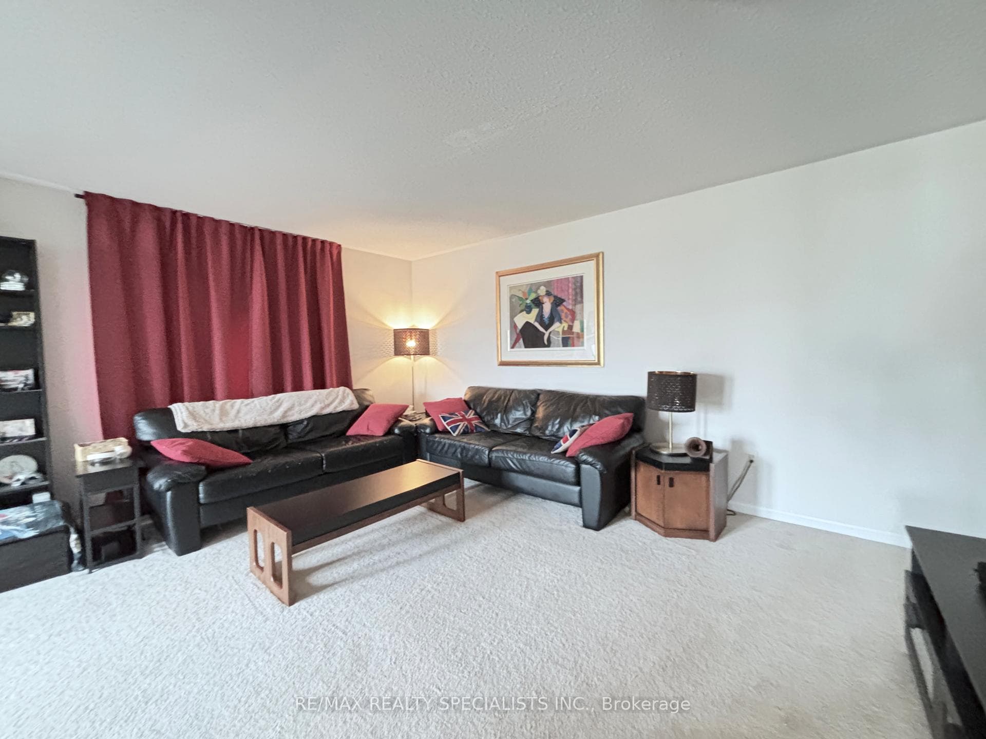 230 Mortimer Crescent photo 3