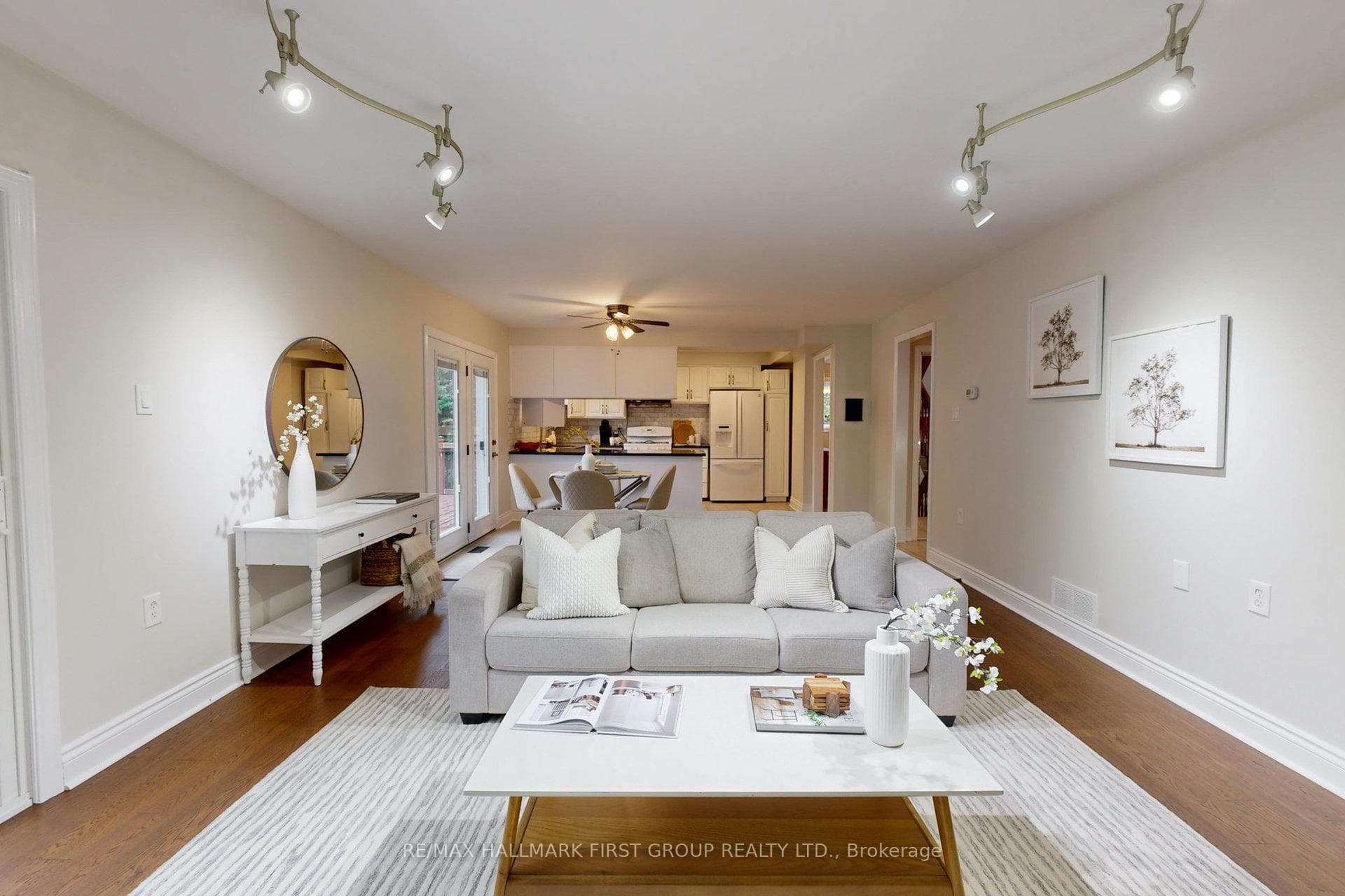 884 Sheppard Avenue photo 17