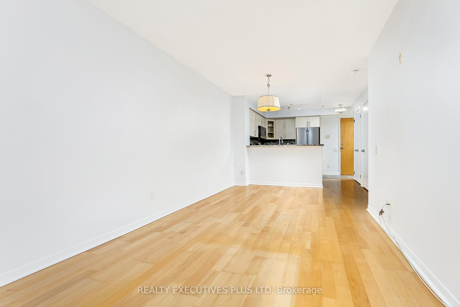 1050 The Queensway N/A Unit 212 photo 3