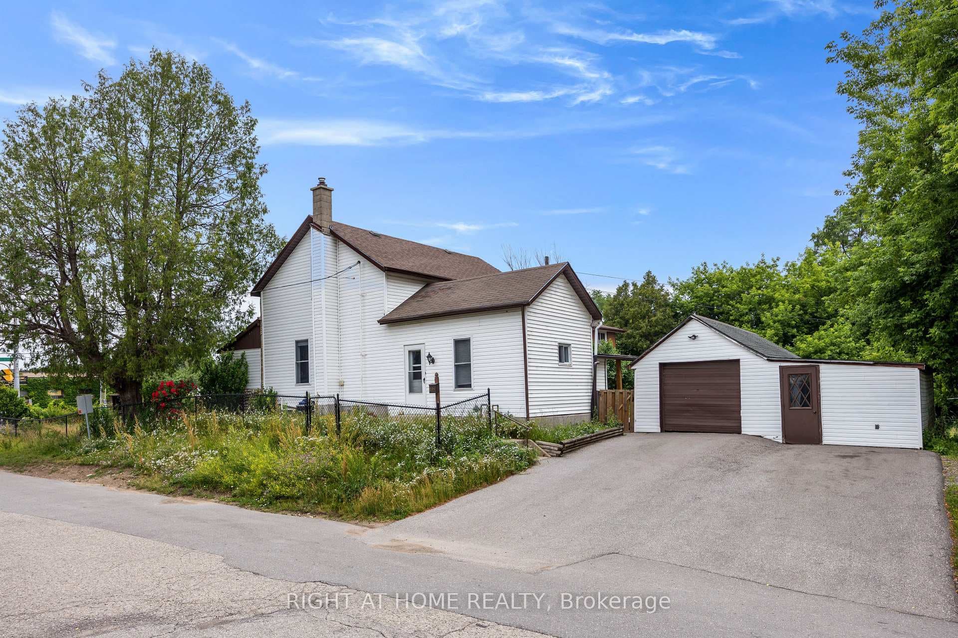 221 Samuelson Street photo 30