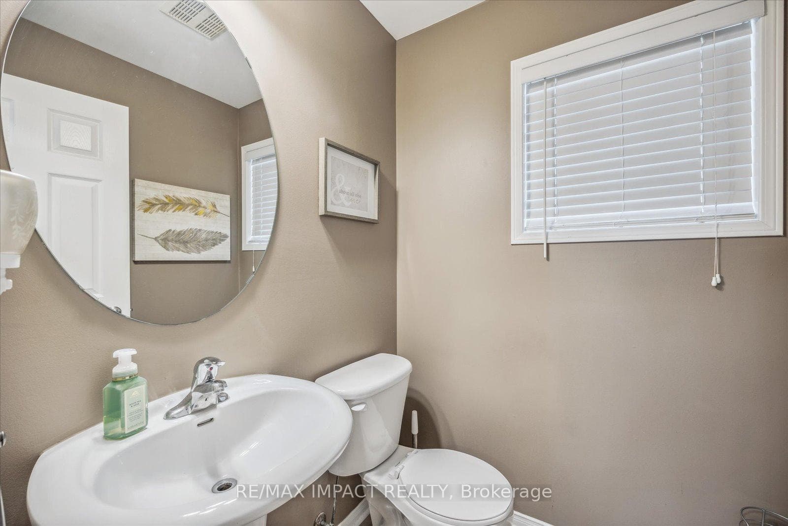 1176 Ashgrove Crescent photo 19