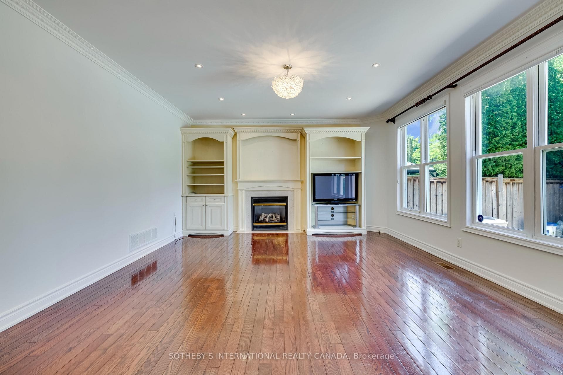 549 Renshaw Court photo 19