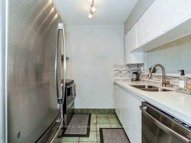 1665 Pickering Parkway Unit 815 photo 9