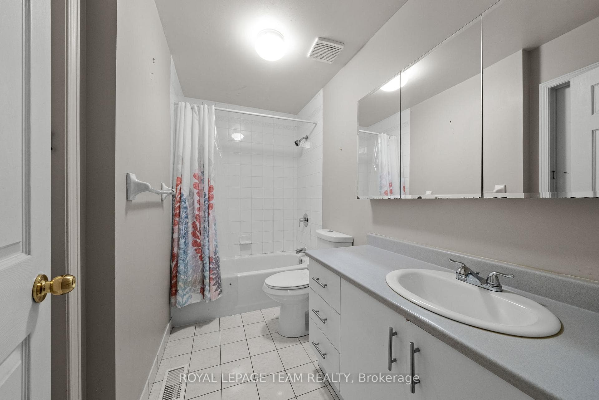 Unit B main bathroom second floor