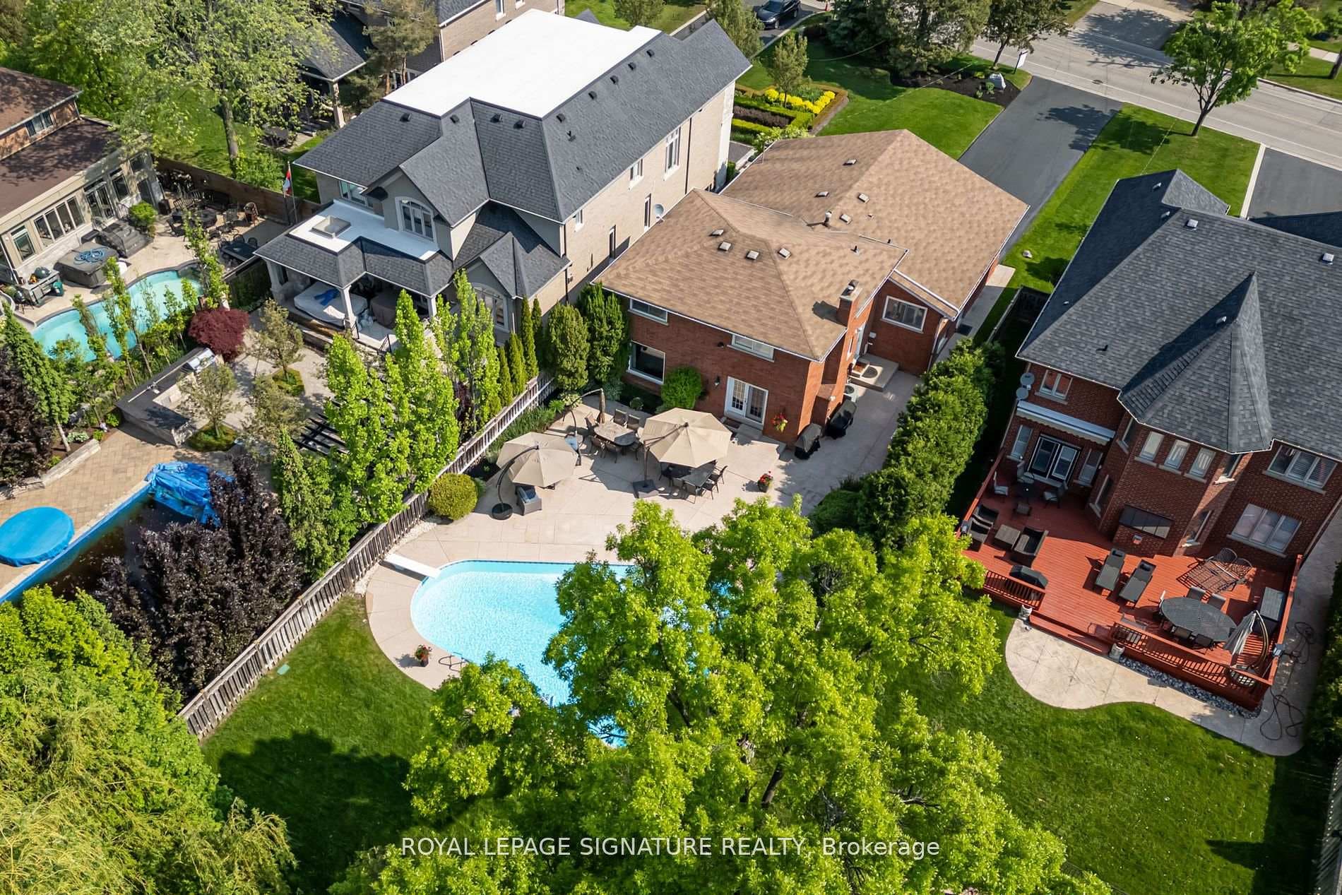 2394 Glengarry Road photo 2
