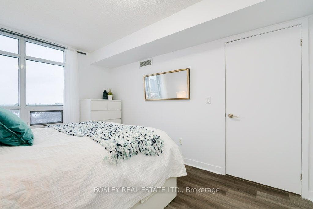 812 Lansdowne Avenue Unit 810 photo 16