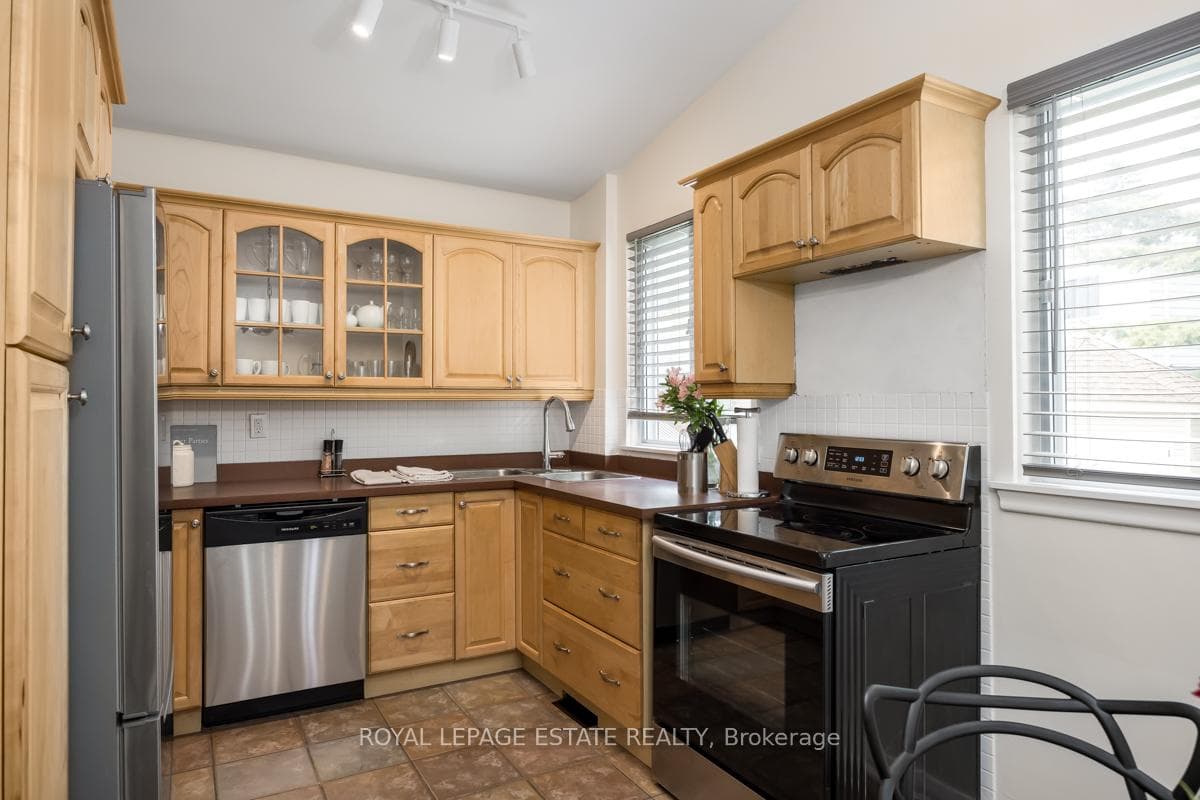 Eat-in Kitchen w/ Vaulted Ceilings