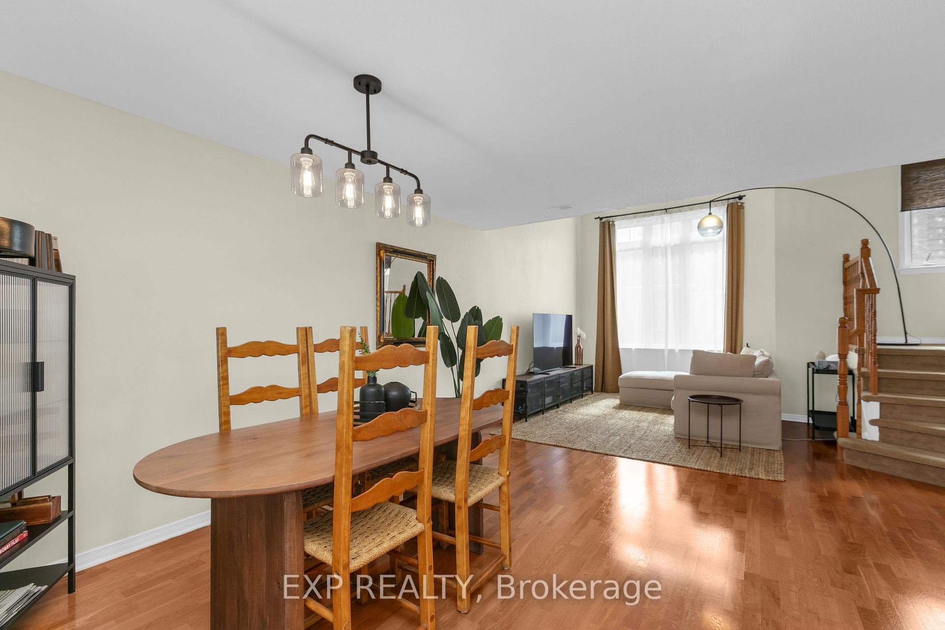 555 REARDON Private photo 19